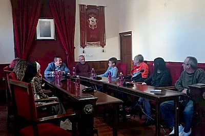 El alcalde y el concejal de Deportes reciben en el Ayuntamiento al joven muleño Diego Gil López.